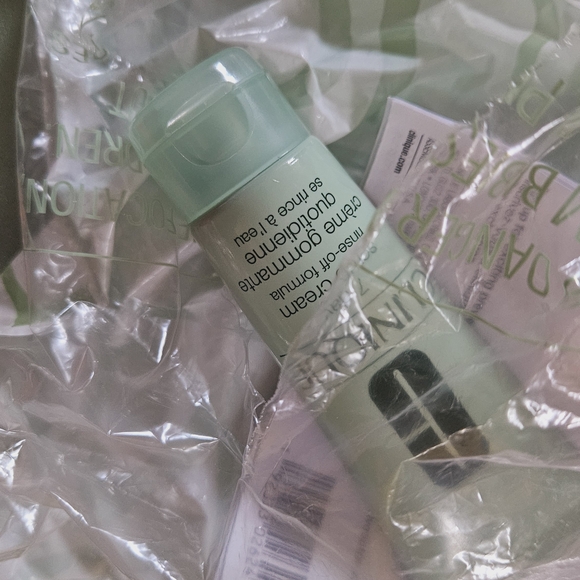 Clinique**NEW** Exfoliating Scrub Cream - Picture 14 of 15